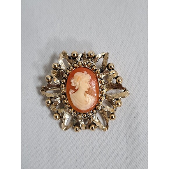 VTG Shell Cameo Brooch w/ Coral Color Background in Ornate Gold Tone Setting - Picture 2 of 5
